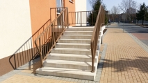 <h5>Schody wejściowe z podestem</h5>