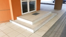 <h5>Stopnie wejściowe</h5><p>Prefabrykowane stopnie wejściowe z wypełnienie z ozdobnych płyt betonowych</p>