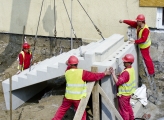 <h5>Montaż schodów</h5><p>Produkowane przez MUR-BET elementy charakteryzują się bardzo dużą dokładnością wykonania, co sprawia, że ich montaż przebiega sprawnie i szybko</p>