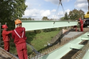 <p>Montaż konstrukcji stalowej mostu</p>