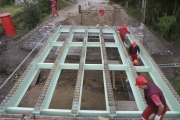 <p>Montaż konstrukcji stalowej mostu</p>