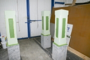 <p>Prefabrykowane w wytwórni MUR-BET i malowane farbą do betonu ozdobne słupy mostu</p>