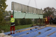 <p>Montaż elementu zespolonego - blachownica wraz z balustradą mostową</p>
