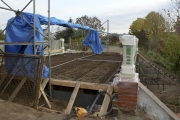 <p>Betonowanie płyty mostu - namiot roboczy zabezpieczający przed opadami</p>