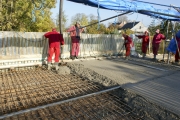 <p>Betonowanie płyty mostu</p>