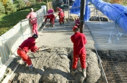 <p>Betonowanie płyty mostu</p>